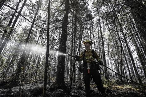 Nearly 700 more international firefighters coming to Canada to help battle fires